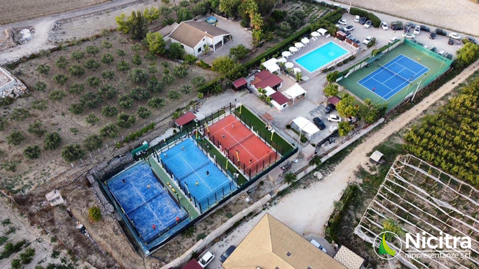 Apri la foto a grandezza naturale Vista aerea dei campi sportivi e da padel